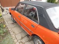 Vývozní Škoda 120 GLS z roku 1980: dveře